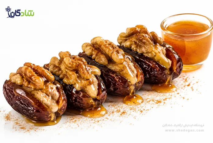 خرمای شکم‌پر با گردو و سس گرم عسل و دارچین- دسر شب یلدا